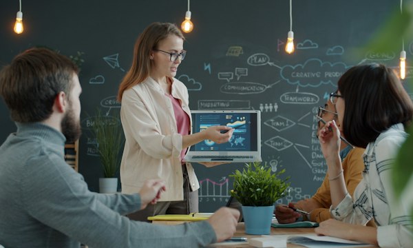 Formatrice présentant un écran à un petit groupe